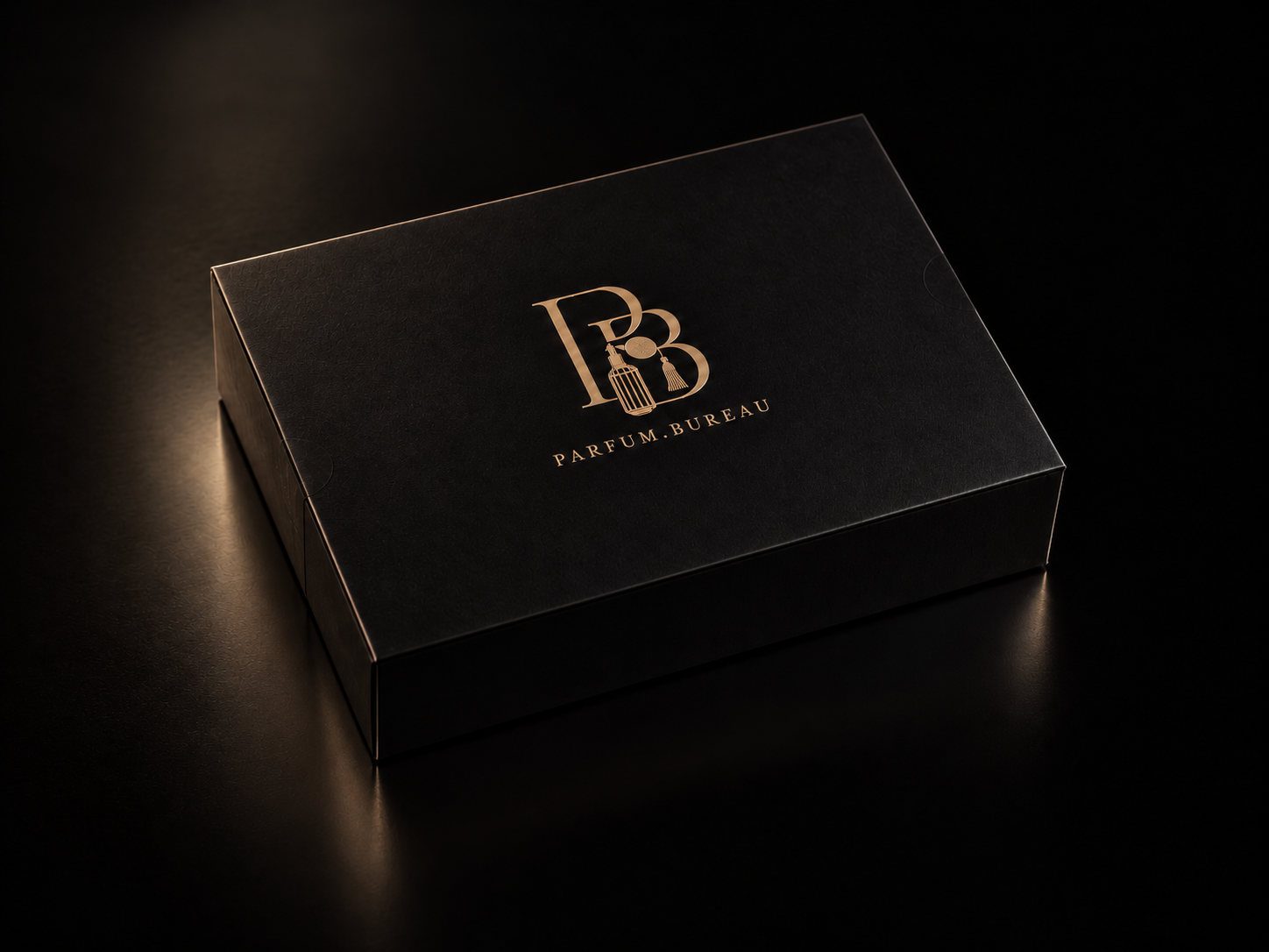 Закрытый аромабокс Parfum Bureau: чёрная коробка с золотым знаком бюро